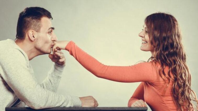 um cara está cuidando de uma garota e pensando em aumentar o pênis