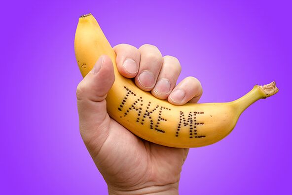 banana na mão simboliza um pênis com cabeça alargada