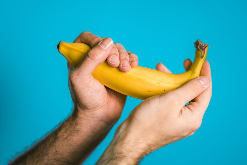 Exercite -se para aumentar o pênis no exemplo de uma banana