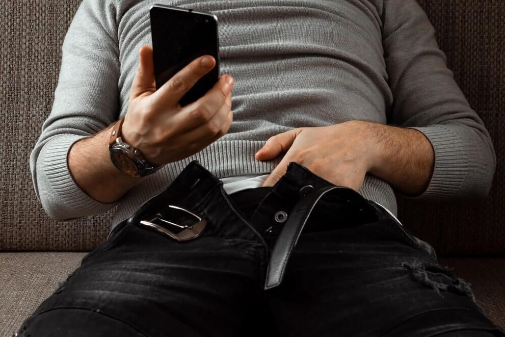 Um homem antes de realizar um exercício para aumentar um membro