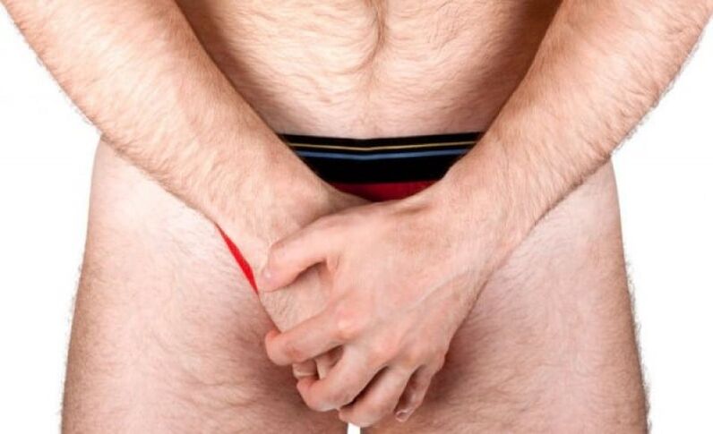 homem fazendo massagem no pênis para aumentar a espessura