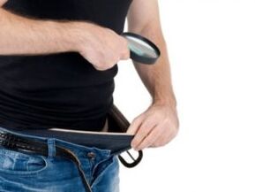 Um homem está preocupado com o tamanho do seu pênis